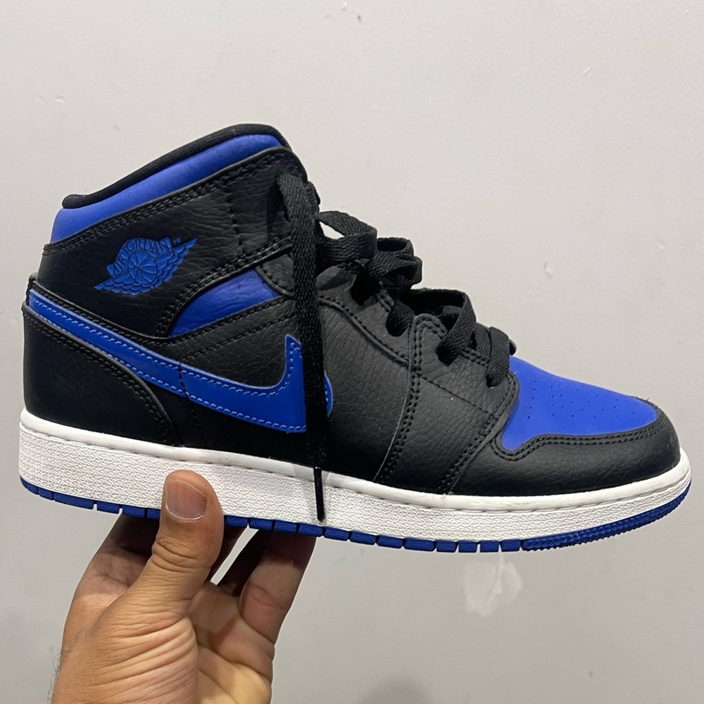 Jordan 1s mid hyper royals size 7Y